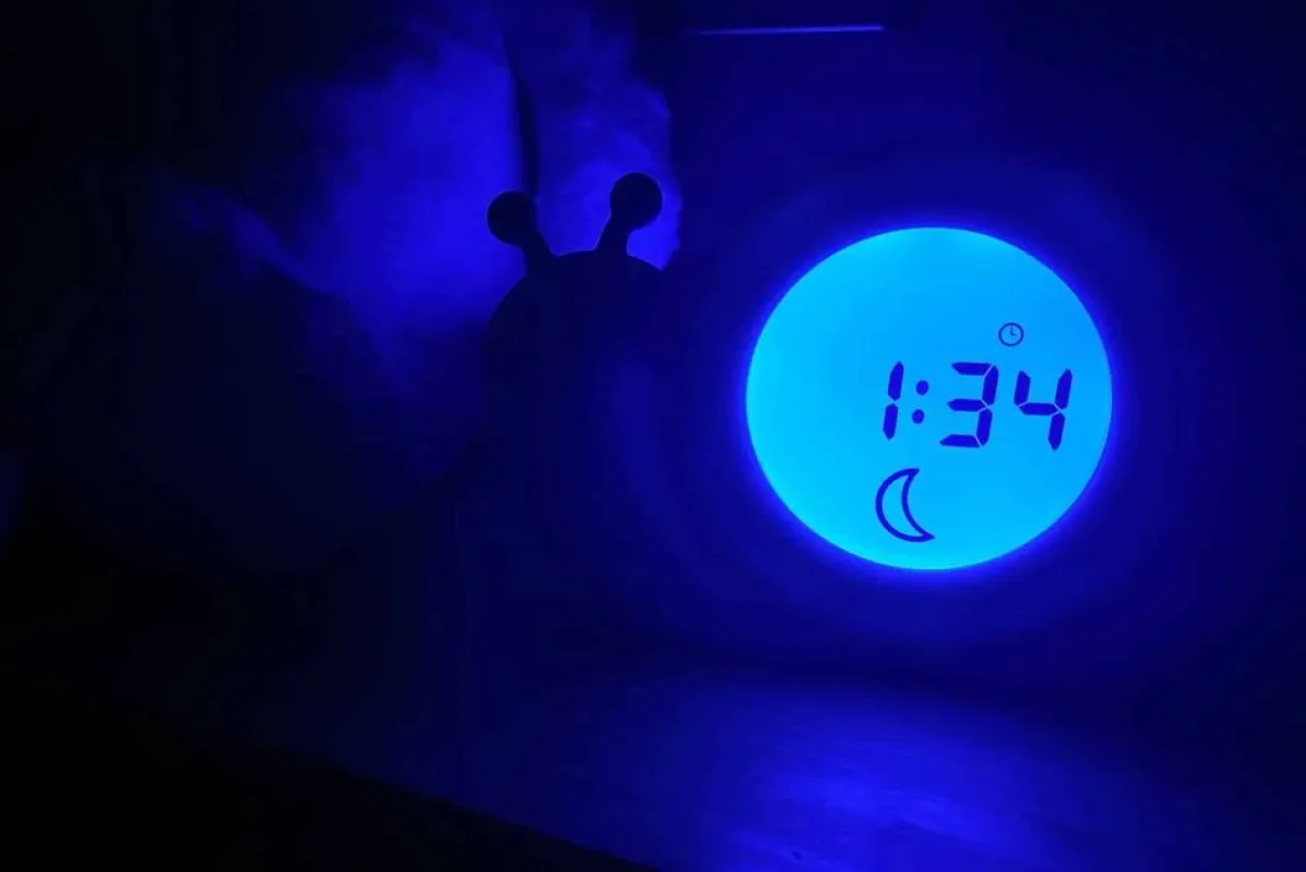 Alecto Slaapwekkers|Nachtlampjes * Slaaptrainer - Nachtlamp - Wekker Simon Beige