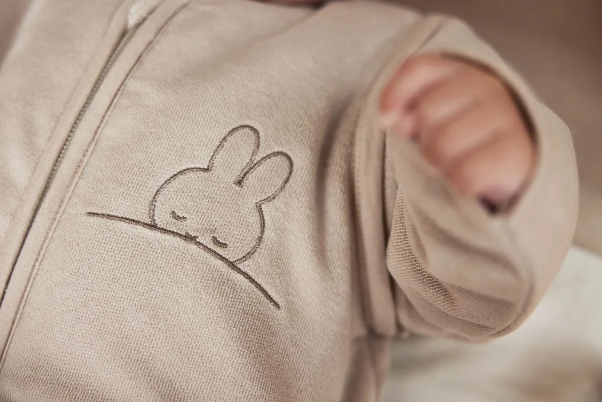 Jollein Bedtextiel|Slaapzakken * Slaapzak met Afritsbare Mouwen Nijntje Miffy & Snuffy Nougat 70 cm