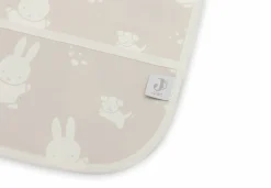 Jollein Slabben|Bedtextiel * Slab Waterproof met Mouw Nijntje Miffy & Snuffy Nougat Zand