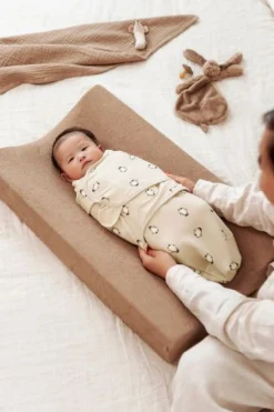 Meyco Inbakerdoeken|Bedtextiel * SwaddleMe Inbakerdoek Penguin Soft Sand 0-3 mnd Zand