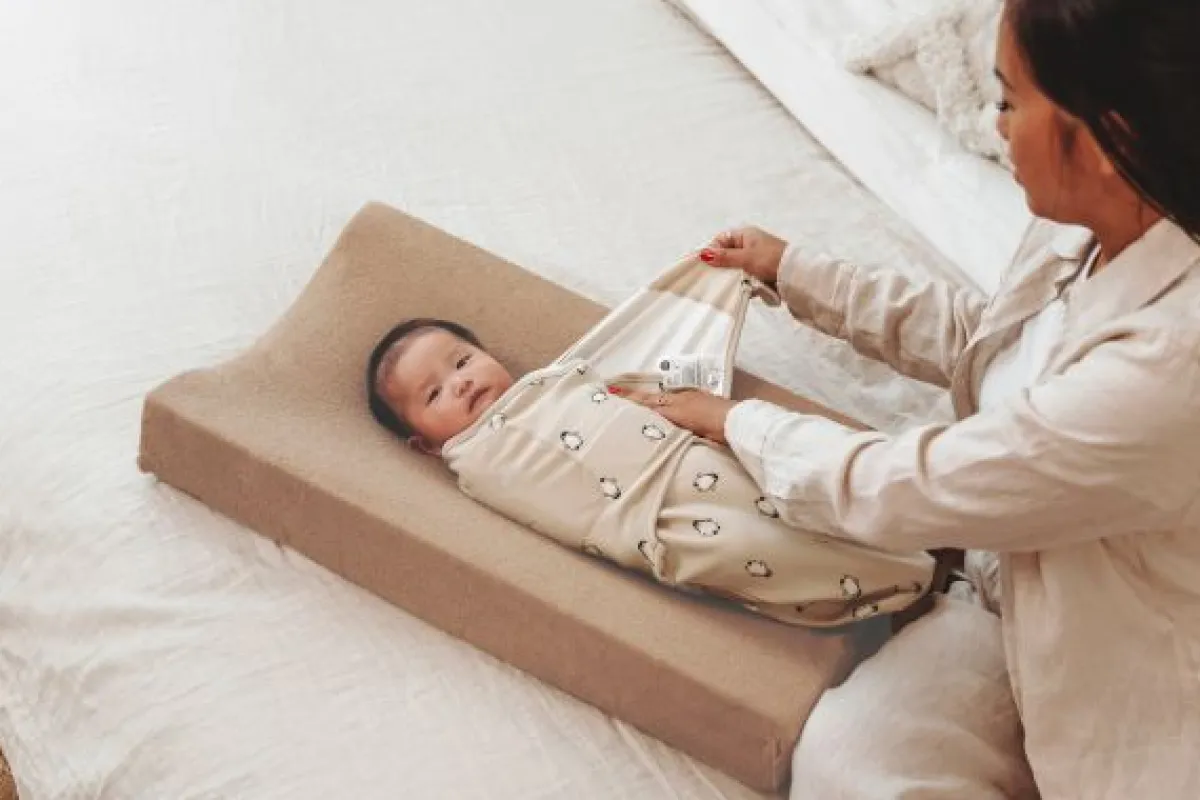 Meyco Inbakerdoeken|Bedtextiel * SwaddleMe Inbakerdoek Penguin Soft Sand 0-3 mnd Zand