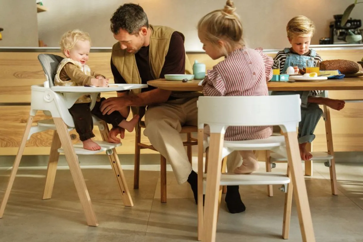 Stokke Meegroeistoelen * Steps Stoel Complete Set met Babyset en Tray – White/Natural Naturel