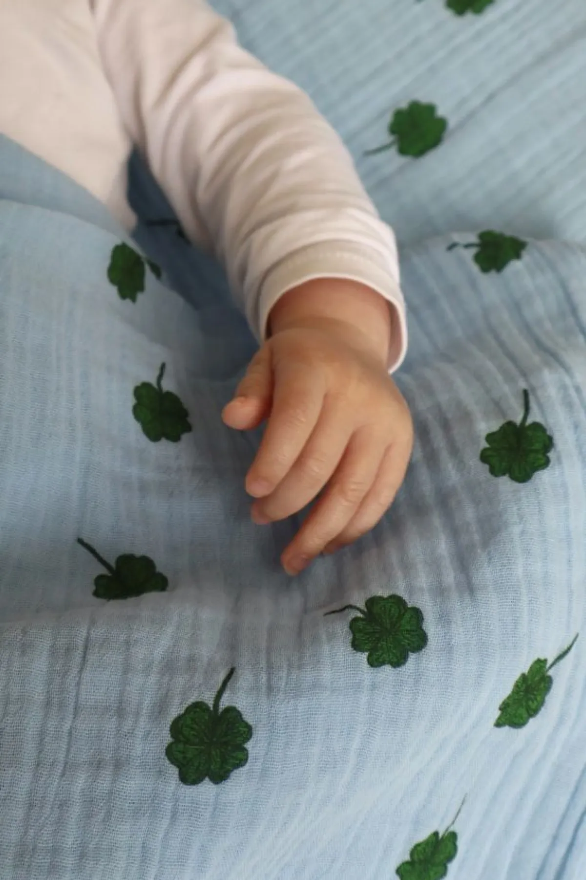 Studio Noos Wikkeldoeken * Swaddle Light Blue Clover 120 x 120 Blauw